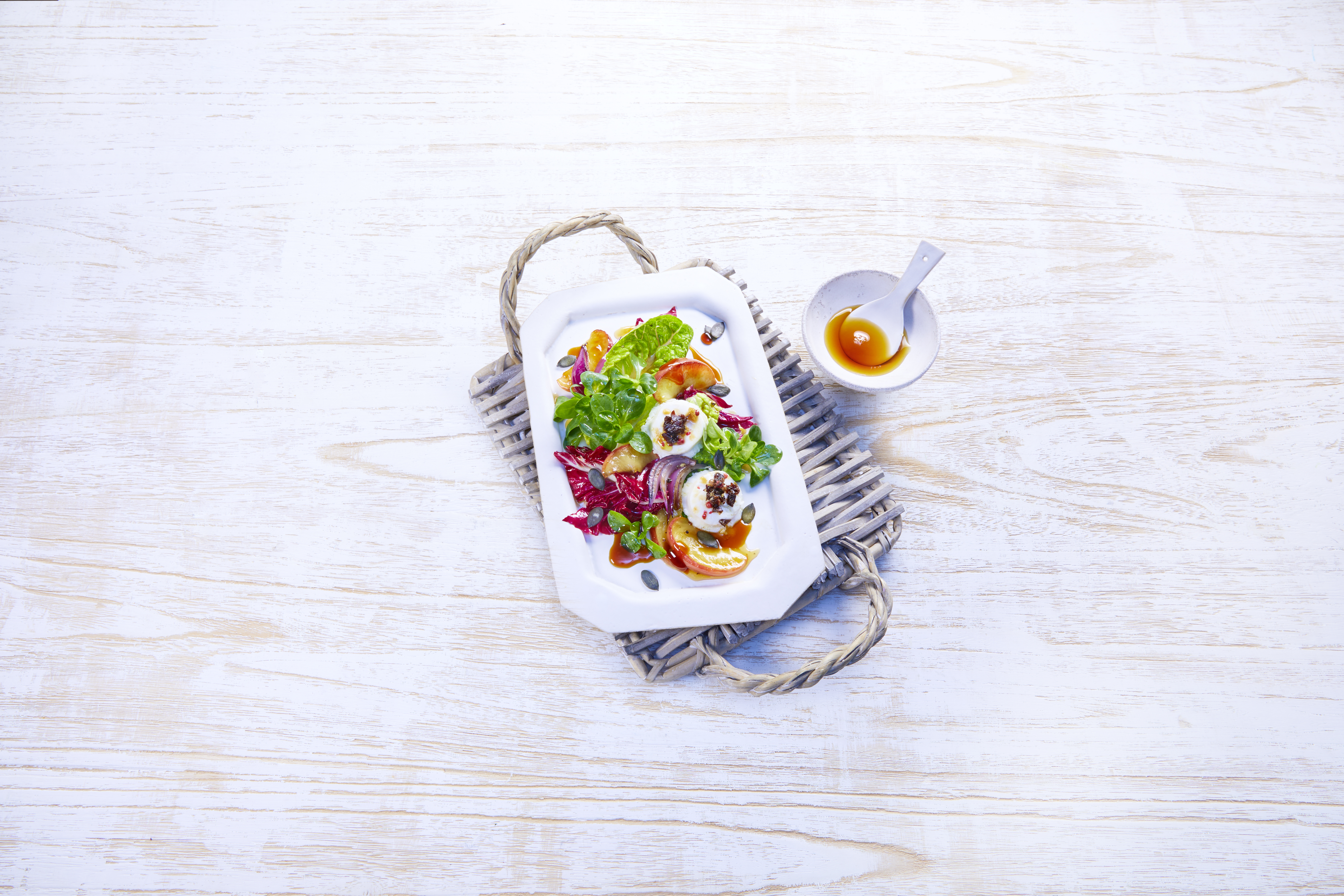 vegetarisch: Lauwarmer Salat mit gratiniertem Ziegenfrischkäse