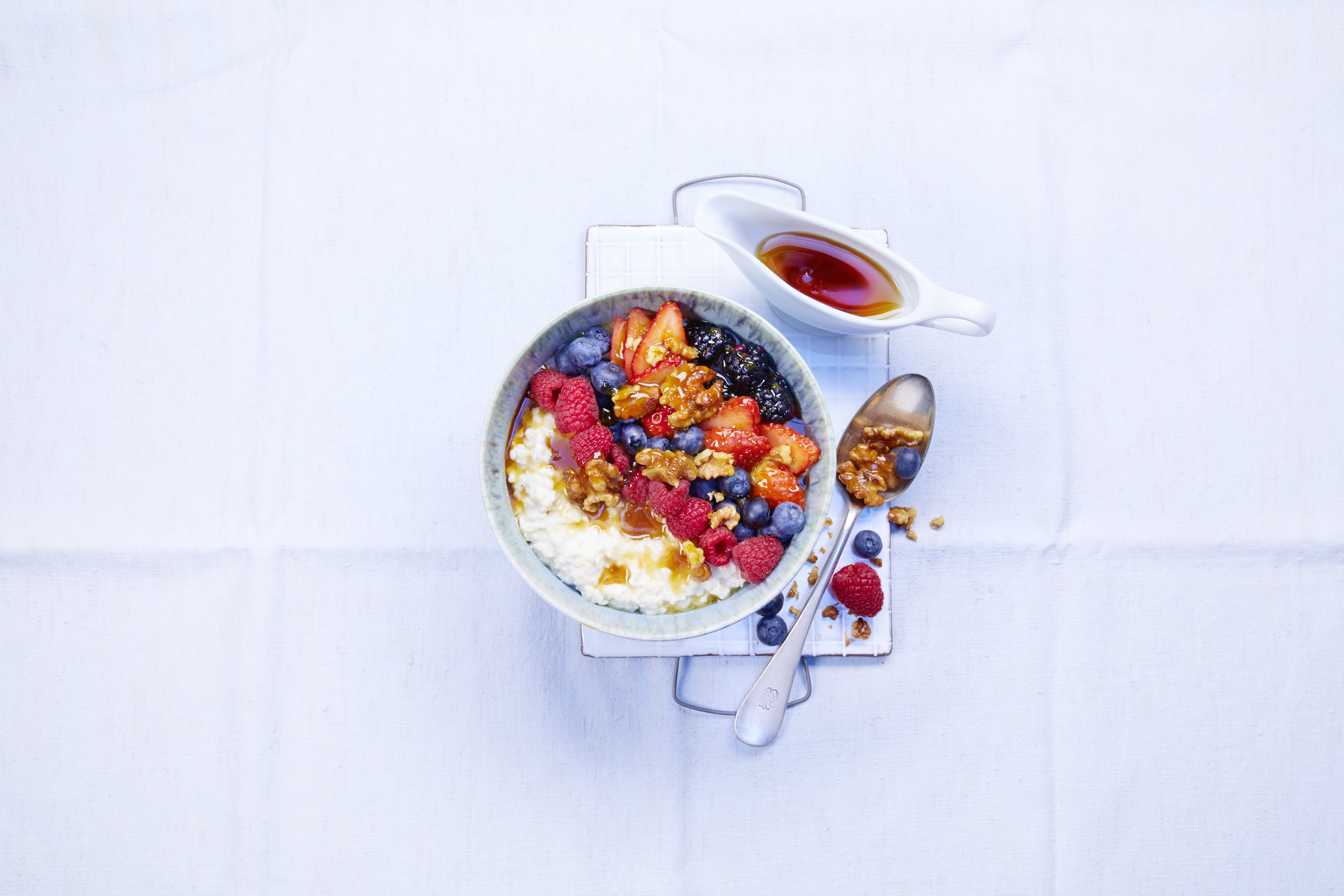 Fitnessgericht: Porridge Bowl mit Ahornsirup, Früchten und Nüssen